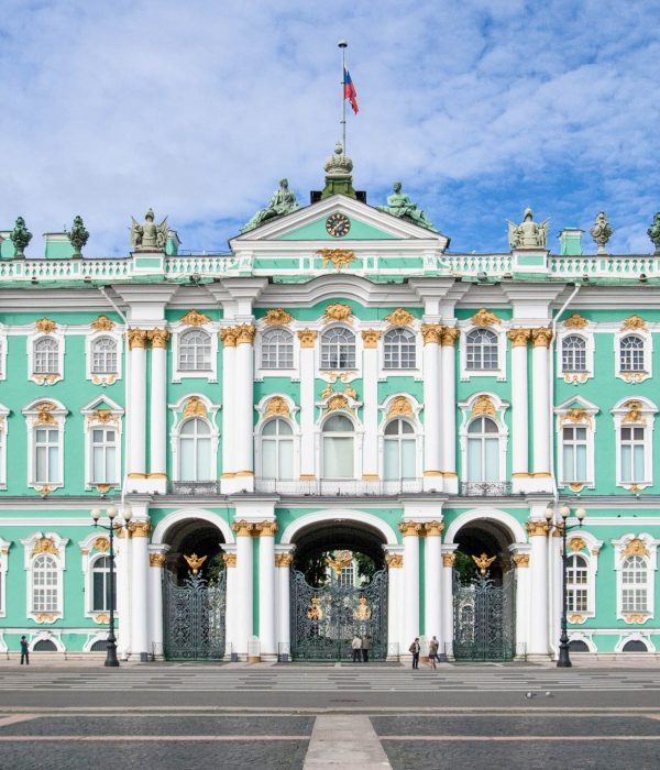 Die Eremitage in der russischen Stadt St. Petersburg zählt zu den größten und wichtigsten Kunstmuseen der Welt; Sie umfasst über 60.000 Ausstellungsstücke in 350 Sälen